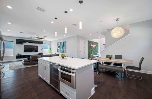 Riverside Heights Cabaña | Luxury Tampa Home w/ Pool, Jacuzzi & Amenities