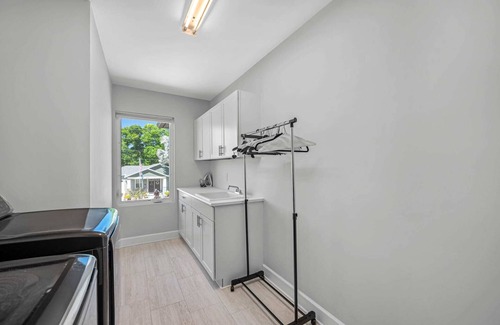 Riverside Heights Cabaña | Luxury Tampa Home w/ Pool, Jacuzzi & Amenities