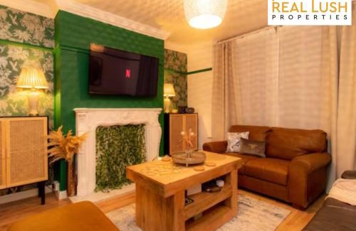 Walsall Casa | Luxury Three-Bedroom Home By Real Lush Properties in Sutton with Free Parking