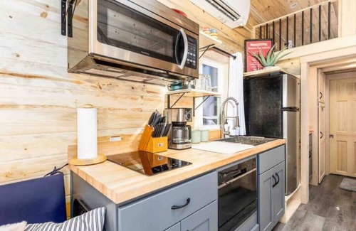Montrose Cabina | Luxury Tiny Home/Base Camp to Ouray, Telluride/3 Queen beds/Washer & Dryer/Smart TV/Hot Tub Access/Patio w/Mountain Views/ Fire Pit/11 mi to Airport