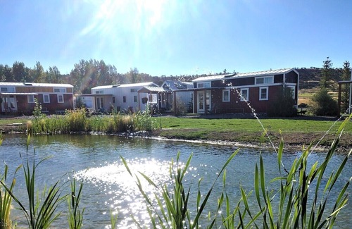 Montrose Cabina | Luxury Tiny Home/Base Camp to Ouray, Telluride/3 Queen beds/Washer & Dryer/Smart TV/Hot Tub Access/Patio w/Mountain Views/ Fire Pit/11 mi to Airport