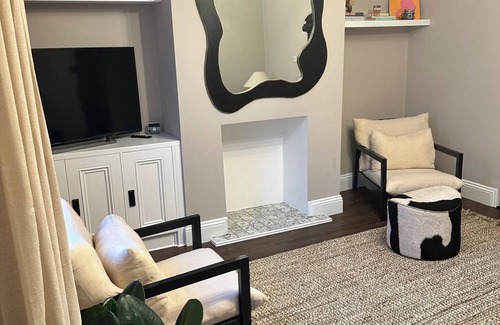 Rastrick Casa | Luxury Town Centre Home, 1 Minute From the Train Station