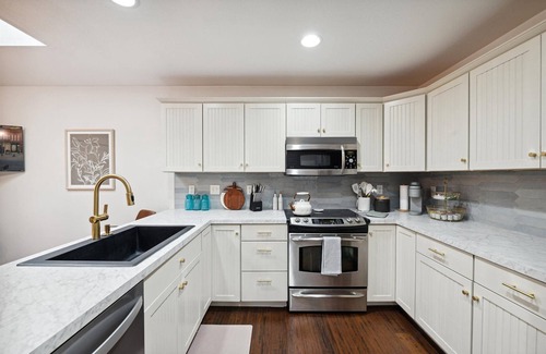 Downtown Toledo Casa | Luxury Townhome-Walk everywhere in Downtown Toledo! 2brs, 2.5baths. Garage!