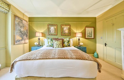 Tavistock Casa | Luxury Townhouse with parking near Bars and Restuarants