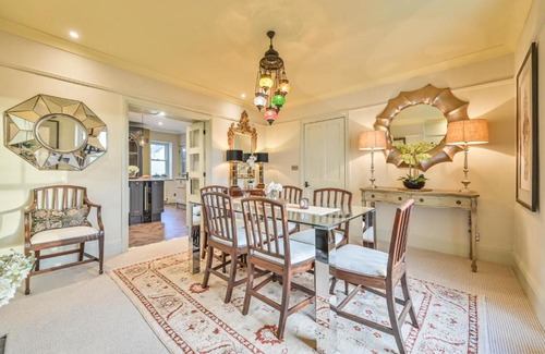 Tavistock Casa | Luxury Townhouse with parking near Bars and Restuarants