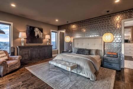 Talbot's Corner Casa | Luxury Urban Mansion with Rooftop Deck