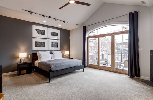 Bucktown Casa | Luxury Urban Oasis! Chef's Kitchen, Home Theater, Plus 2-Car GARAGE Parking Including EV Charger! by RedAwning
