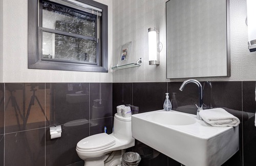 Bucktown Casa | Luxury Urban Oasis! Chef's Kitchen, Home Theater, Plus 2-Car GARAGE Parking Including EV Charger! by RedAwning