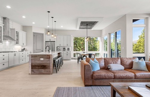 Baldy Mountain Casa | Luxury|Views|Hot Tub|Free Bus Route