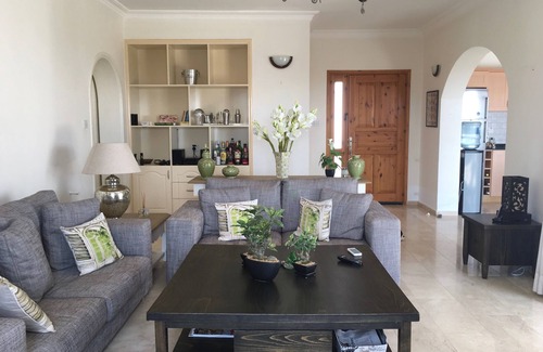 Kyrenia District Villa | Villa de lujo y piscina privada con espectacular fondo de montaña y vistas al mar.