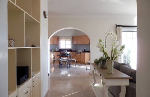 Kyrenia District Villa | Villa de lujo y piscina privada con espectacular fondo de montaña y vistas al mar.