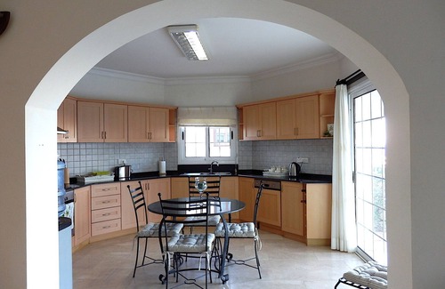 Kyrenia District Villa | Villa de lujo y piscina privada con espectacular fondo de montaña y vistas al mar.