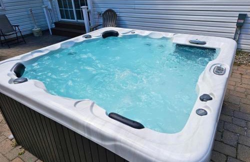 East Stroudsburg Casa | Luxury Villa- Hot Tub-King Bed Suite-Fenced Yard-Game Room-Fire Pit-Ski