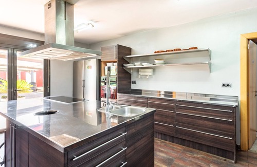 Vila-Seca Villa | ¡Villa de Lujo en Cambrils con Piscina, Padel, futbol, wifi y Más!
