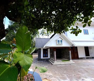 Devikolam Villa | Luxury Villa Ps5 Home-Theater Hookah 20km 2 Munnar