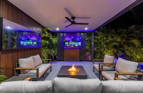 Golden Glades Casa | Luxury Villa Solara w Heated Pool Hot Tub BBQ