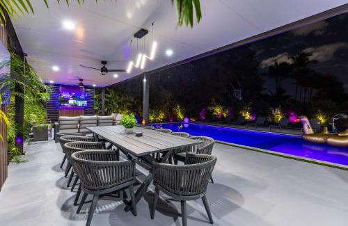 Golden Glades Casa | Luxury Villa Solara w Heated Pool Hot Tub BBQ
