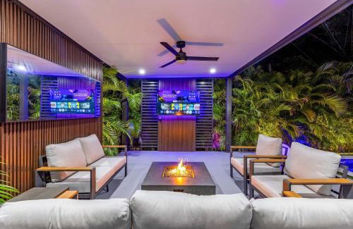 Golden Glades Casa | Luxury Villa Solara w Heated Pool Hot Tub BBQ