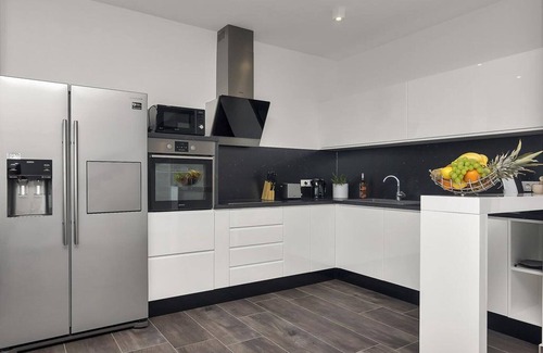 Veliko Brdo Villa | Villa de lujo con piscina climatizada en la zona más elegante de la ciudad.