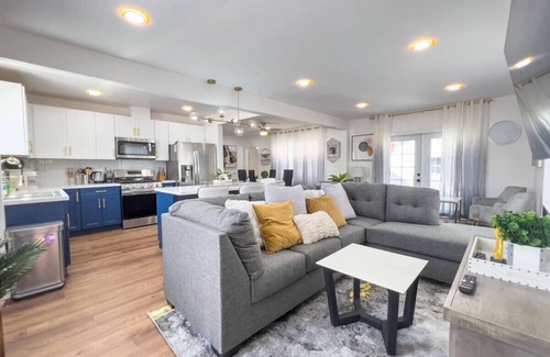 Belmont Heights Casa | Luxury Villa with hot tub! minutes to Beach & Bars