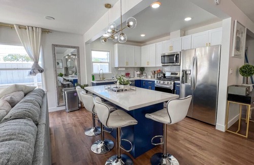 Belmont Heights Casa | Luxury Villa with hot tub! minutes to Beach & Bars
