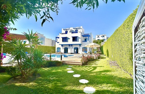 Sahl Hasheeh Villa | Villa de lujo con vistas al mar y piscina.