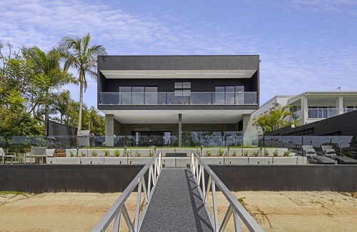 Broadbeach Waters Casa | Luxury Villas Urban Hideaway - Stay 5 Pay 4 winter special