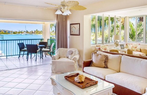 Middle Caicos Casa | LUXURY WATERFRONT TOWNHOUSE 5 MIN WALK FROM BEACH
