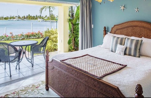 Middle Caicos Casa | LUXURY WATERFRONT TOWNHOUSE 5 MIN WALK FROM BEACH