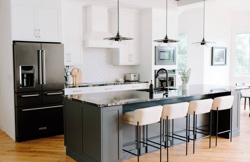 Catchacoma Cabaña | Luxury Waterfront Cottage Rental with Sauna & Hot Tub - 15 Mins from Buckhorn