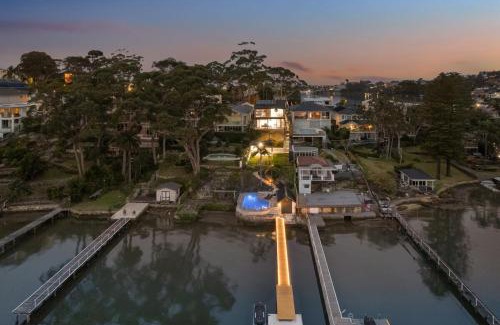 Kangaroo Point Casa | Luxury Waterfront on aerbnb b00k there ONLY