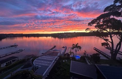 Kangaroo Point Casa | Luxury Waterfront on aerbnb b00k there ONLY