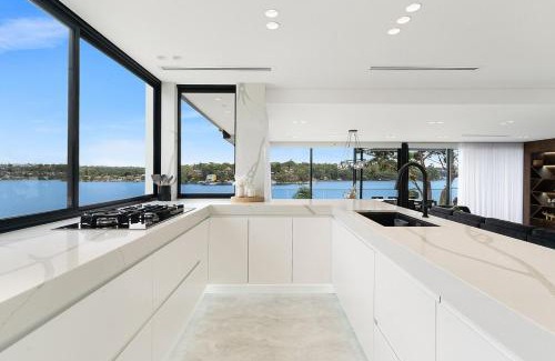 Kangaroo Point Casa | Luxury Waterfront on aerbnb b00k there ONLY
