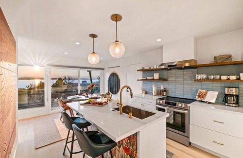 Sunset Hill Condominio | Luxury Waterview Home l Work-Friendly Retreat