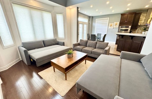 Brampton Casa | Luxury | Wedding/Group Ready | Airport & Downtown