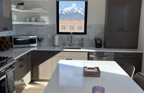 Whitefish Condominio | Luxury Whitefish Penthouse w/Hot Tub on Central Ave