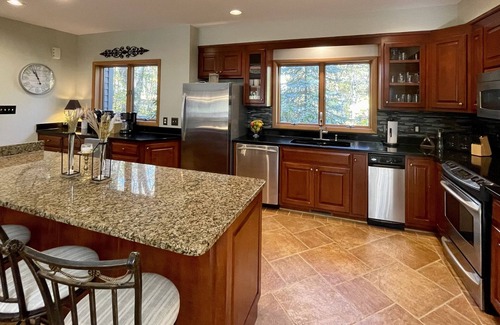 Chestnut Springs Casa | Luxury Wintergreen 5BR Hot Tub Sleeps 16+ Dog Friendly