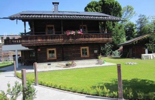 Finsing Chalet De Esquí | Luxus Chalet Fasserhäusl im Zillertal - Sauna ,Hot Tub, Kamin & Alpenblick für bis zu 9 Personen