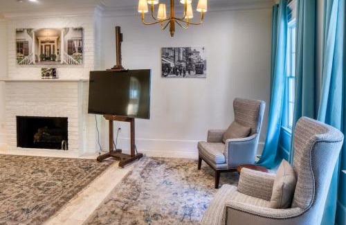 Hitch Village - Fred Wessels Homes Villa | LuxVilla 3 BR-3 BA Villa near River Street