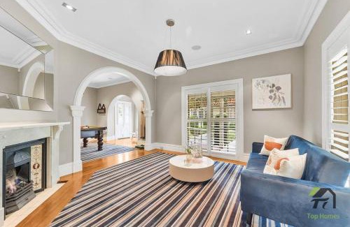 Warrawee Casa | 'Lynwood' Warrawee Manor- Koi Home