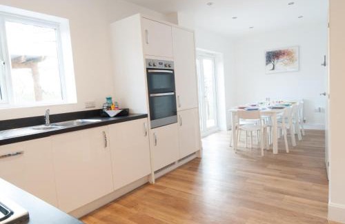 Ashbourne Casa | Lysander House - Modern, 4-Bed House, near Alton Towers