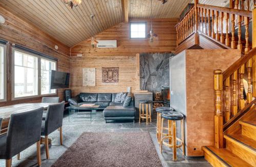 Kuopio Chalet De Esquí | Mökki järven rannalla, Matkailukartano Kivennapa