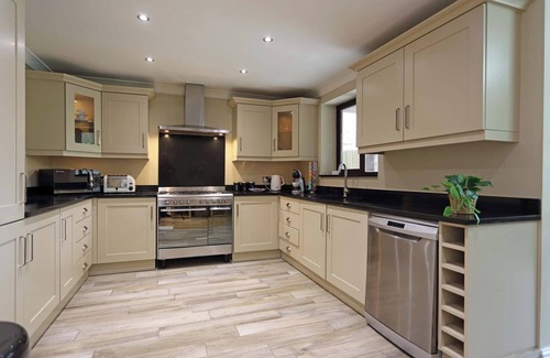 Dewsbury Casa | M1/M62-Free Parking+WiFi/ 8 beds/3 TVs/Office
