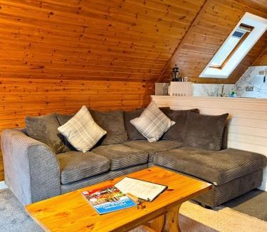 Almondbank Chalet De Esquí | Macha 3 - Hot Tub-Perth-Pets-Family-Luxury-Cabin