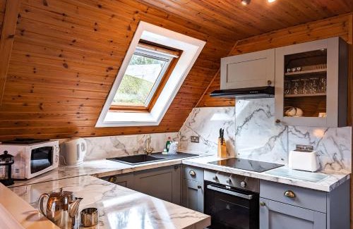 Almondbank Chalet De Esquí | Macha 3 - Hot Tub-Perth-Pets-Family-Luxury-Cabin