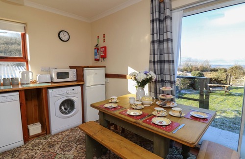 Llanybydder Casa | MACHLUD HAUL, pet friendly, with a garden in Llanybydder