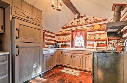 Seisholtzville Cabina | Cabina Macungie con chimenea cerca de Bear Creek Skiing!
