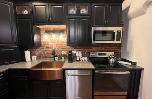 Madison Casa | "Madison Manor II" by The River: Hot Tub, Patio, FirePit, Grill