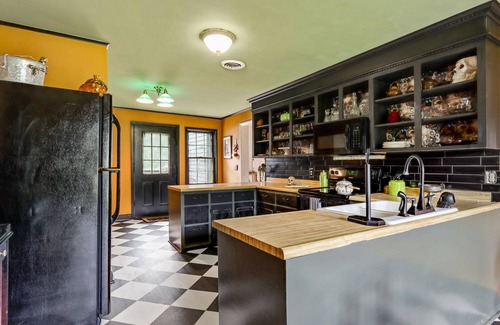 Danielsville Casa | Madison Manor. Stay if you dare!