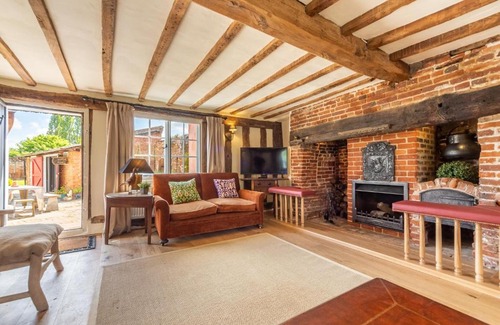 Higham Casa | Magical 17th century cottage with original beams & floors - The Old Post Office